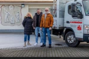 Malermeister Alexander Schleicher mit seinem Nachfolger Florian Schleicher auf dem Firmengelände in Dipperz bei Fulda